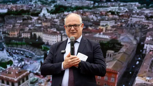 Il sindaco di Roma Roberto Gualtieri, alla presentazione del progetto artistico “Murales” che si trova nel cantiere di piazza Venezia. Roma, 14 aprile 2025 ANSA/MASSIMO PERCOSSI
