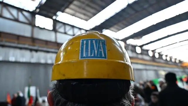 Caschetto di protezione marchiato Ilva, nella fabbrica ex Ilva a Genova Cornigliano. Genova, 24 gennaio 2024. ANSA/LUCA ZENNARO