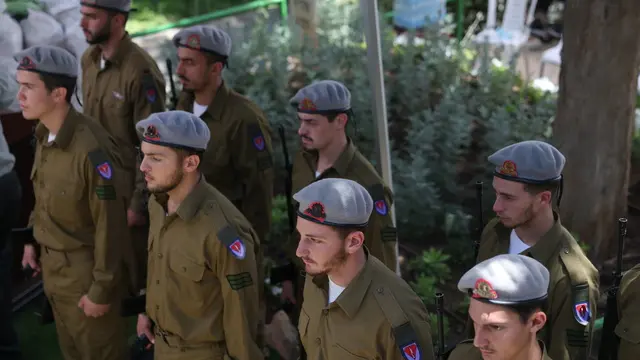 epa12118796 ​Israeli soldiers attend the funeral of late Israeli Sgt. Yosef Yehuda Chirak in Mount Herzl in Jerusalem, 20 May 2025. According to the Israeli Defence Forces (IDF), Sgt. Yosef Yehuda Chirak was killed while fighting in northern Gaza. The IDF has announced the launch of broad operations in the Gaza Strip called ''Gideon Chariots'' aimed at putting pressure on Hamas to release the remaining 58 Israeli hostages still held in captivity. EPA/ABIR SULTAN