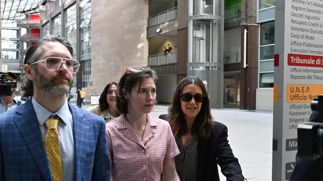 Amanda Knox (C) e il marito Chris Robinson (S) arrivano al Palazzo di Giustizia di Firenze accompagnata dagli Avvocati per difendersi dalla calunnia ricevuta da Patrick Lumuba Firenze 05 Giugno 2024 ANSA/CLAUDIO GIOVANNINI