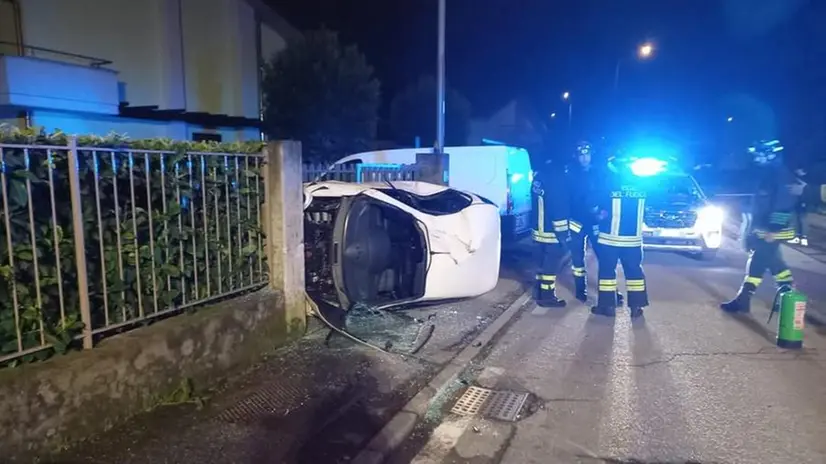 L'auto ribaltata nell'incidente a Villanuova - © www.giornaledibrescia.it