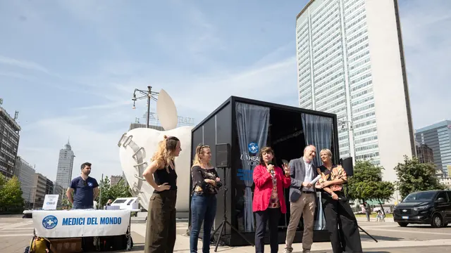 “THE INHEARD VOICE” iniziativa di sensibilizzazione al diritto all’aborto in Piazza Duca d’Aosta In foto da sx a dx la comica Laura Formenti, Paola Bocci (PD), avvocato Giulia Crivelli, consigliere regionale Luca Paladini e la presidente di Medici del Mondo Elisa Visconti MILANO, 21 MAGGIO 2025, ANSA/DAVIDE CANELLA