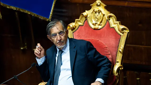 Il presidente del Senato Ignazio La Russa in aula al Senato durante l’informativa del ministro delle Imprese e Made in Italy Adolfo Urso in merito alle conseguenze sul sistema produttivo italiano derivanti dall'introduzione dei dazi, Roma, 14 maggio 2025. ANSA/ANGELO CARCONI