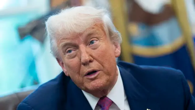 epa12120778 US President Donald J Trump announces he has selected the path forward for his ambitious Golden Dome missile defense shield, in the Oval Office of the White House in Washington, DC, USA, 20 May 2025. EPA/CHRIS KLEPONIS / POOL