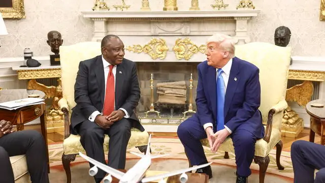 epa12123358 US President Donald Trump (R) meets with South Africa’s President Cyril Ramaphosa (L) in the Oval Office of the White House in Washington, DC, USA, 21 May 2025. Ramaphosa’s visit comes one week after Trump claimed there is an on-going genocide in South Africa and granted refugee status to 59 Afrikaners. EPA/JIM LO SCALZO