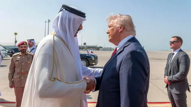 epa12099557 A handout photo made available by Qatar News Agency shows Qatar's Emir Sheikh Tamim bin Hamad al-Thani (L) welcoming US President Donald Trump upon his arrival in Doha, Qatar, 14 May 2025. EPA/QATAR NEWS AGENCY HANDOUT HANDOUT EDITORIAL USE ONLY/NO SALES