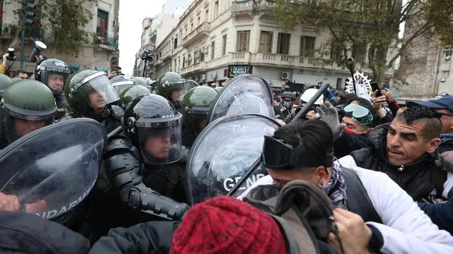 epa12123881 Riot police clash with protesters during a retirees' march in front of the National Congress in Buenos Aires, Argentina, 21 May 2025. EPA/JUAN IGNACIO RONCORONI