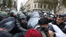 epa12123881 Riot police clash with protesters during a retirees' march in front of the National Congress in Buenos Aires, Argentina, 21 May 2025. EPA/JUAN IGNACIO RONCORONI