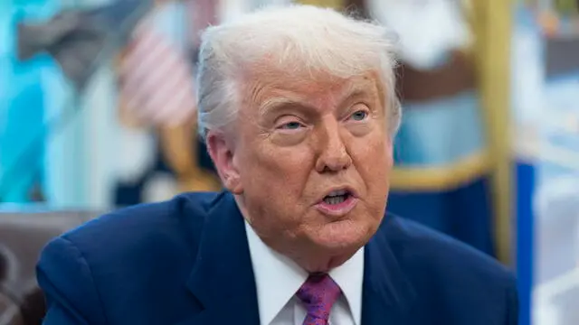 epa12120776 US President Donald J Trump announces he has selected the path forward for his ambitious Golden Dome missile defense shield, in the Oval Office of the White House in Washington, DC, USA, 20 May 2025. EPA/CHRIS KLEPONIS / POOL