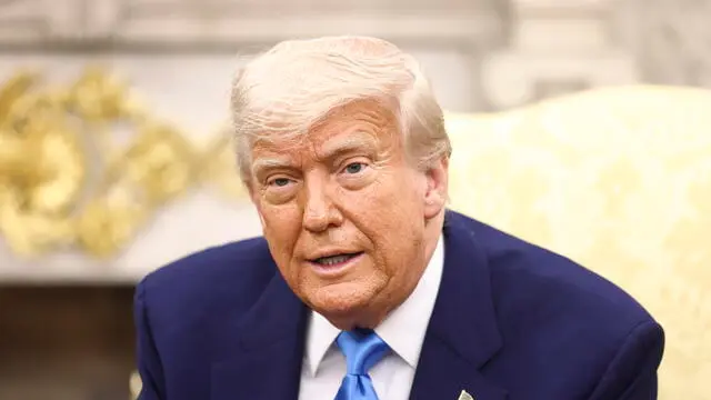 epa12123356 US President Donald Trump speaks while meeting with South Africa’s President Cyril Ramaphosa in the Oval Office of the White House in Washington, DC, USA, 21 May 2025. Ramaphosa’s visit comes one week after Trump claimed there is an on-going genocide in South Africa and granted refugee status to 59 Afrikaners. EPA/JIM LO SCALZO