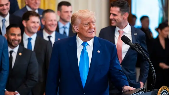 epa12124059 US President Donald Trump welcomes the 2025 NCAA Men's College Basketball Champions, the University of Florida Gators, to the East Room of the White House in Washington, DC, USA, 21 May 2025. EPA/JIM LO SCALZO / POOL
