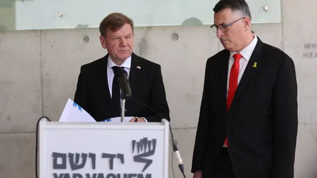 epa12090278 German Foreign Minister Johann Wadephul (L) looks on after signing a guestbook next to Israeli Foreign Minister Gideon Sa'ar (R) after attending a ceremony at Israel's Yad Vashem Holocaust Memorial Museum in Jerusalem, 11 May 2025. The German foreign minister is on a Middle East trip for talks with Israeli and Palestinian officials. EPA/ABIR SULTAN