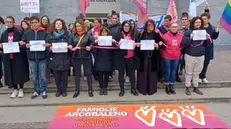 Le mamme arcobaleno manifestano davanti al Tribunale, dove stanno per iniziare le udienze delle prime 4 coppie omogenitoriali contro le quali a giugno La Procura ha impugnato i certificati di nascita dei 37 figli di 'due mamme' - una biologica, e la seconda di intenzione - registrati all'anagrafe dal Comune euganeo, Padova, 14 novembre 2023. ANSA