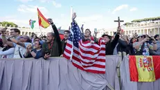 Fedeli statunitensi in piazza San Pietro dopo l'elezione di Papa XIV