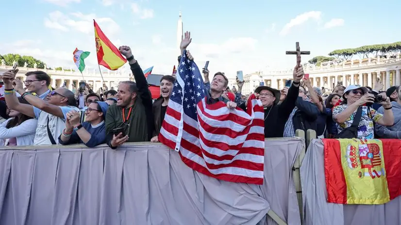 Fedeli statunitensi in piazza San Pietro dopo l'elezione di Papa XIV
