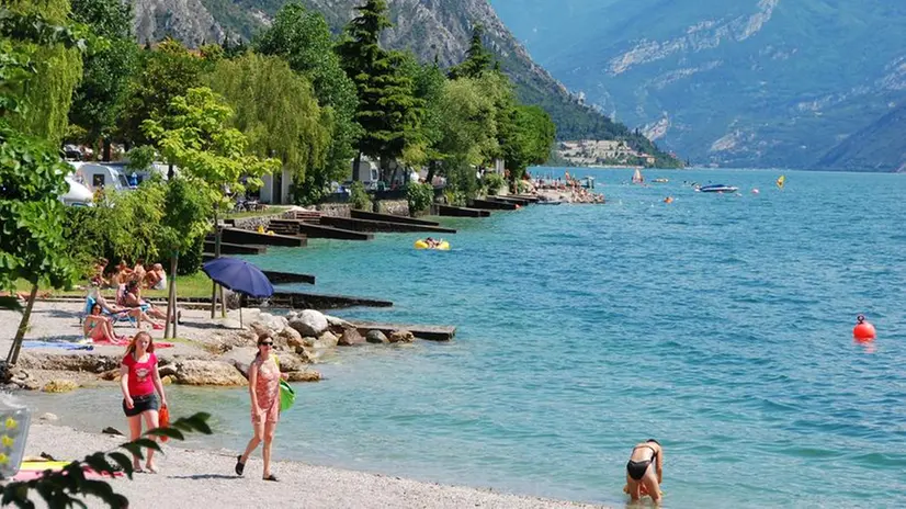 Una spiaggia gardesana - © www.giornaledibrescia.it