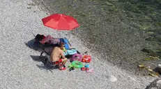 Bagnanti sul Garda - © www.giornaledibrescia.it