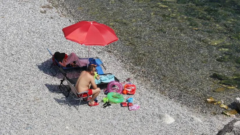 Bagnanti sul Garda - © www.giornaledibrescia.it