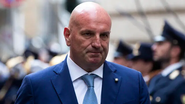 Il nuovo Questore di Roma Roberto Massucci con il capo della Polizia Vittorio Pisani durante la cerimonia di insediamento presso la Questura, Roma, 02 ottobre 2024. ANSA/ANGELO CARCONI