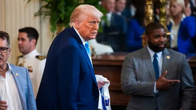 epa12124057 US President Donald Trump departs after welcoming the 2025 NCAA Men's College Basketball Champions, the University of Florida Gators, to the East Room of the White House in Washington, DC, USA, 21 May 2025. EPA/JIM LO SCALZO / POOL
