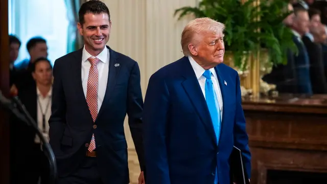 epa12124058 US President Donald Trump (R) alongside coach Todd Golden (L) welcomes the 2025 NCAA Men's College Basketball Champions, the University of Florida Gators, to the East Room of the White House in Washington, DC, USA, 21 May 2025. EPA/JIM LO SCALZO / POOL