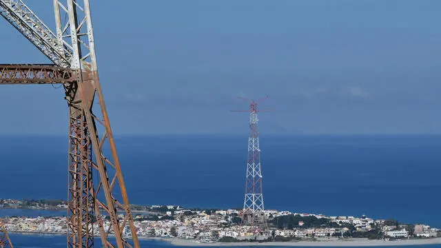 In una immagine di repertorio ripresa da Santa Trada (Reggio Calabria) la zona di Torre Faro (Messina) dove si svilupperanno i cantieri del ponte sullo Stretto. Messina, 3 Aprile 2024. ANSA/CARMELO IMBESI