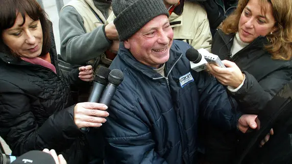 VOGHERA-24/11/2004 GIUSTIZIA CASA CIRCONDARIALE SCARCERAZIONE DI GRAZIANO MESINA NELLA FOTO AL CENTRO)- FOTO FABRIZIO RADAELLI