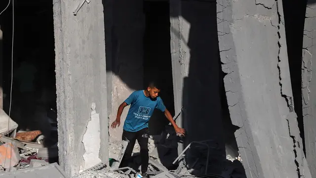 epa12125324 A Palestinian boy inspects a destroyed building following an Israeli airstrike in Al Nasr street in Gaza City, northern Gaza Strip, 22 May 2025. More than 53,600 Palestinians have been killed in the Gaza Strip, according to the Palestinian Ministry of Health, since Israel launched a military campaign in the strip in response to a cross-border attack led by the Palestinian militant group Hamas on 07 October 2023, in which about 1,200 Israelis were killed and more than 250 taken hostage. EPA/MOHAMMED SABER