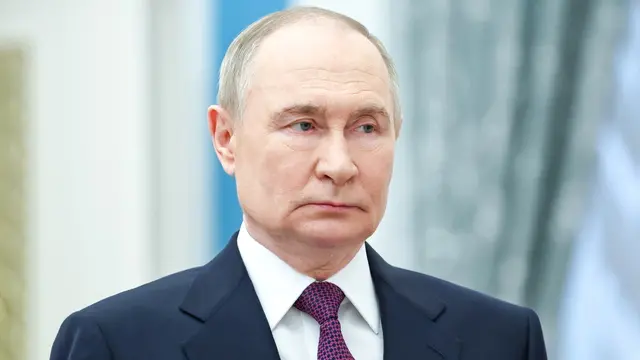 epa12125805 Russian President Vladimir Putin looks on during a ceremony at the Kremlin Senate Palace in Moscow, Russia, 22 May 2025. EPA/ALEXANDER KAZAKOV / SPUTNIK / KREMLIN POOL MANDATORY CREDIT