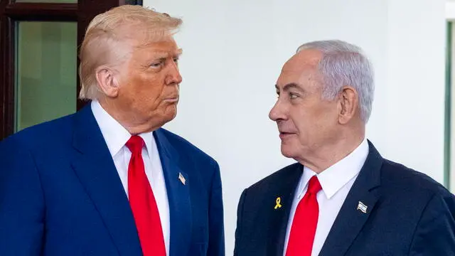 epa12016425 US President Donald J. Trump (L) greets Israeli Prime Minister Benjamin Netanyahu (R) as he arrives for a meeting at the West Wing of the White House in Washington, DC, USA, 07 April 2025. President Trump and Prime Minister Netanyahu’s East Room press conference has been cancelled. EPA/SHAWN THEW