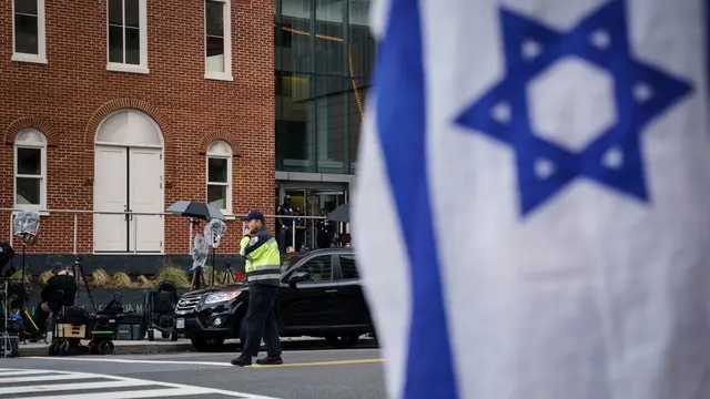 epaselect epa12126594 A police officer patrols close to the scene where two people were shot and killed near the Capital Jewish Museum in Washington, DC, USA, 22 May 2025. According to a social media post by the US Homeland Security Secretary Kristi L. Noem, the two people killed last night were staff members at the Israeli embassy. EPA/WILL OLIVER