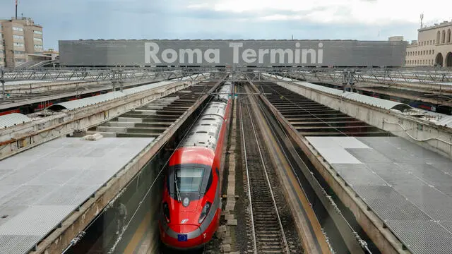 Un treno fermo sui binari della Stazione Termini Roma 31 marzo 2025. ANSA/FABIO FRUSTACI
