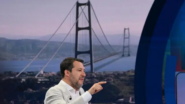 Il leader della Lega e ministro dei Trasporti, Matteo Salvini, ospite della trasmissione televisiva Rai: Porta a porta, condotta da Bruno Vespa, Roma, 29 maggio 2024. ANSA/ALESSANDRO DI MEO (ponte sullo stretto messina)