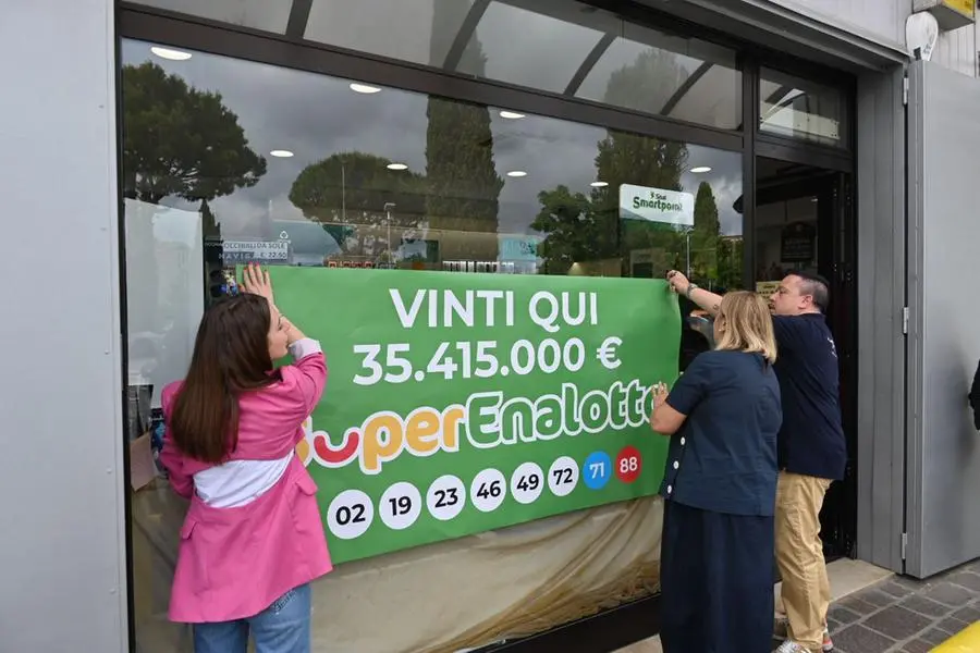La tabaccheria a Desenzano dove sono stati vinti 35 milioni di euro
