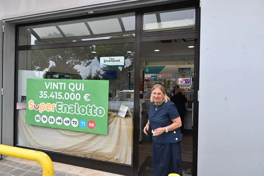 La tabaccheria a Desenzano dove sono stati vinti 35 milioni di euro