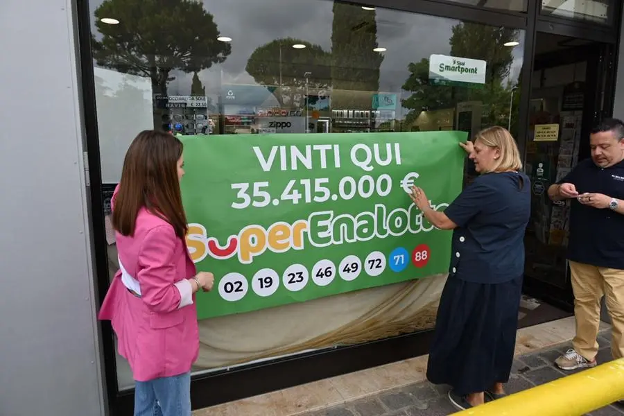 La tabaccheria a Desenzano dove sono stati vinti 35 milioni di euro