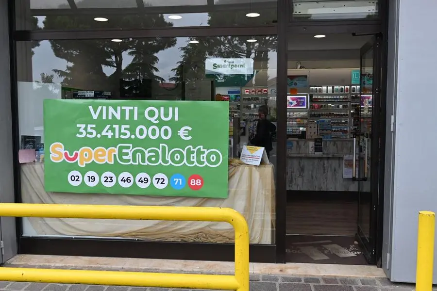 La tabaccheria a Desenzano dove sono stati vinti 35 milioni di euro