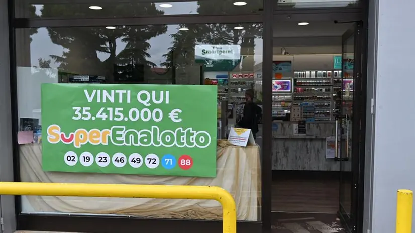 La tabaccheria a Desenzano dove sono stati vinti 35 milioni di euro