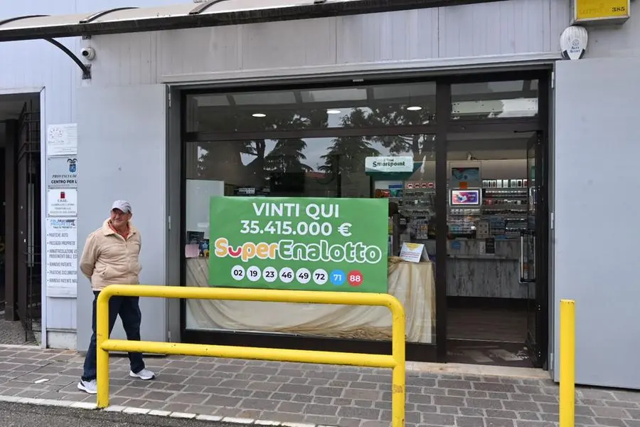 La tabaccheria a Desenzano dove sono stati vinti 35 milioni di euro