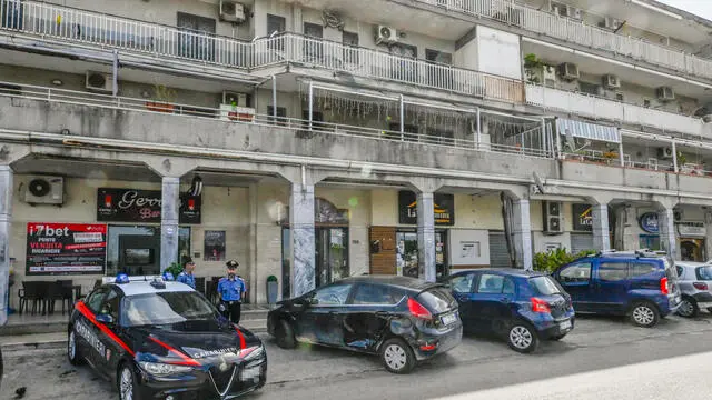 Carabinieri sul luogo dell'omicidio e del tentato suicidio di due donne nel comune di Volla nel Napoletano, 22 MAGGIO 2025 ANSA / CIRO FUSCO