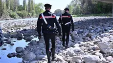 I carabinieri sul luogo dove il cadavere di una donna è stato trovato nel greto del fiume Serio ad Alzano Lombardo, in provincia di Bergamo, 7 aprile 2025. ANSA/ MICHELE MARAVIGLIA