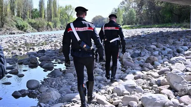 I carabinieri sul luogo dove il cadavere di una donna è stato trovato nel greto del fiume Serio ad Alzano Lombardo, in provincia di Bergamo, 7 aprile 2025. ANSA/ MICHELE MARAVIGLIA