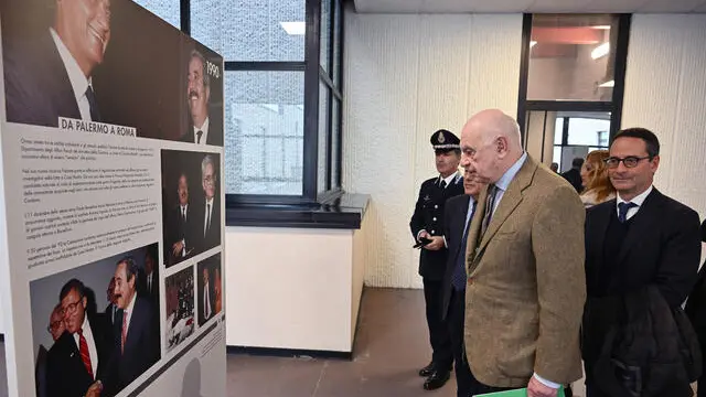 Il ministro della Giustizia Carlo Nordio e il direttore dell'ANSA, Luigi Contu (D), durante l'inaugurazione della mostra fotografica dell'ANSA ''L'eredita' di Giovanni Falcone e Paolo Borsellino'' nella scuola di formazione della Polizia Penitenziaria di Roma, 15 dicembre 2022. ANSA/ETTORE FERRARI