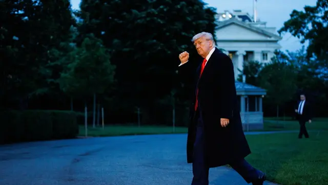 epa12127200 US President Donald Trump walks towards the White House after landing on the South Lawn in Washington, DC, USA, 22 May 2025. President Trump is returning from Trump National Golf Club in Virginia after a private dinner. EPA/SAMUEL CORUM / POOL