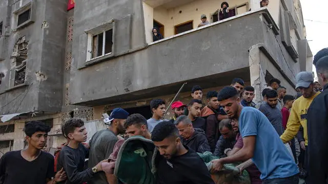 epaselect epa12127420 A body is retrieved as Palestinians search for the bodies of missing persons under the rubble of the Dardina family building, after it was hit by an Israeli airstrike in Jabalia, northern Gaza Strip, 23 May 2025, which killed more than 50 people. More than 53,700 Palestinians have been killed in the Gaza Strip, according to the Palestinian Ministry of Health, since Israel launched a military campaign in the strip in response to a cross-border attack led by the Palestinian militant group Hamas on 07 October 2023, in which about 1,200 Israelis were killed and more than 250 taken hostage. EPA/HAITHAM IMAD