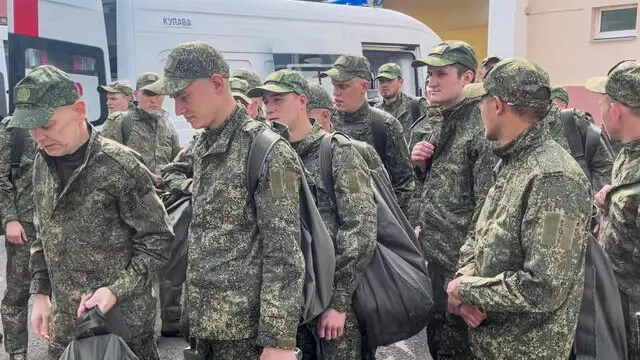 epa12077897 A handout still image taken from handout video provided by the Russian Defence Ministry press service shows Russian servicemen board a bus after they were released in a prisoners swap between Russia and Ukraine, at an undisplosed location in Belarus, 06 May 2025. The Russian Defense Ministry announced that 205 Russian servicemen were returned from Ukrainian captivity. In exchange, 205 prisoners of war of the Ukrainian Armed Forces were transferred. EPA/RUSSIAN DEFENCE MINISTRY PRESS SERVICE / HANDOUT HANDOUT EDITORIAL USE ONLY/NO SALES