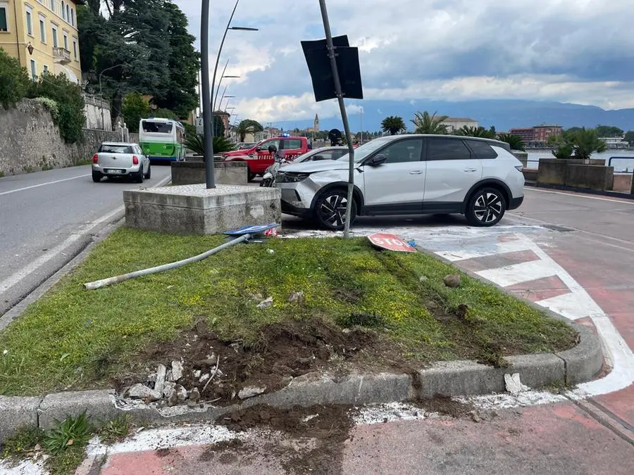 L'auto uscita di strada a Maderno
