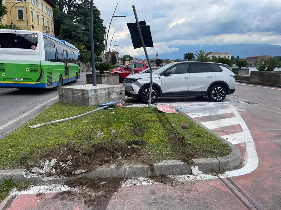L'auto uscita di strada a Maderno