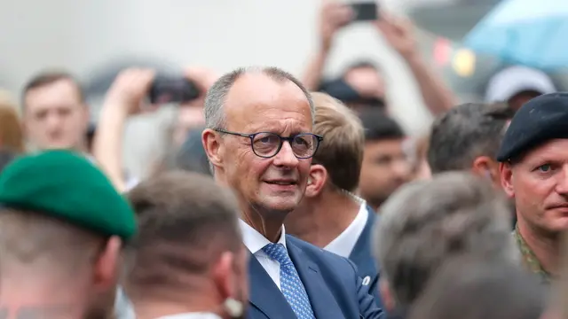 epa12125715 German Chancellor Friedrich Merz (C) attends the inauguration of the German 45th Armoured Brigade 'Lithuania', at the Cathedral Square in Vilnius, Lithuania, 22 May 2025. The Brigade in Lithuania was activated on 01 April 2025, and will comprise around 5,000 military and civilian Bundeswehr personnel, with a full operational combat capability expected to be achieved by 2027. EPA/TOMS KALNINS