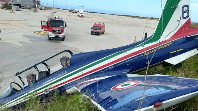 A Pantelleria nell'incidente all'aeroporto sono stati coinvolti tre aerei delle Frecce tricolori. Uno dei piloti è stato trasportato in ospedale per una sospetta frattura alle gambe. Un aereo sarebbe andato fuori pista e avrebbe perso una ruota, 6 Maggio 2025. ANSA/US VVFF +++ ANSA PROVIDES ACCESS TO THIS HANDOUT PHOTO TO BE USED SOLELY TO ILLUSTRATE NEWS REPORTING OR COMMENTARY ON THE FACTS OR EVENTS DEPICTED IN THIS IMAGE; NO ARCHIVING; NO LICENSING +++NPK+++